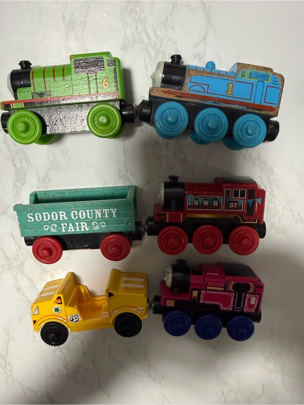 Thomas & Friends Wooden Railway Assorted Color Train Cars - Pack